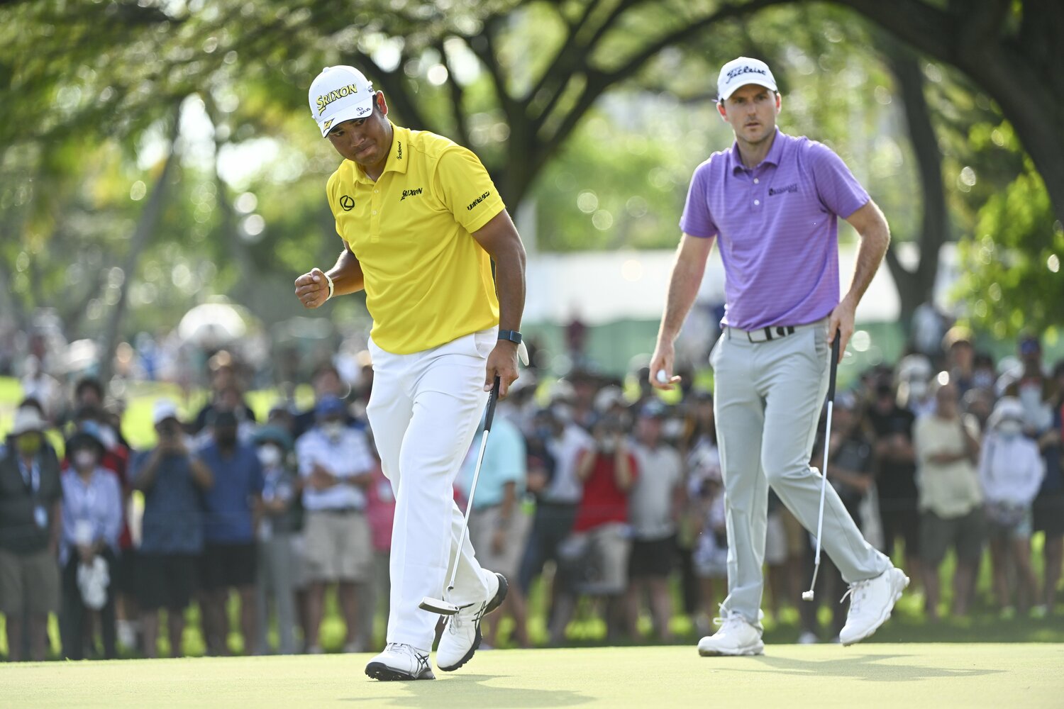 15番でバーディーを奪い、ガッツポーズをする松山英樹　©︎Getty Images