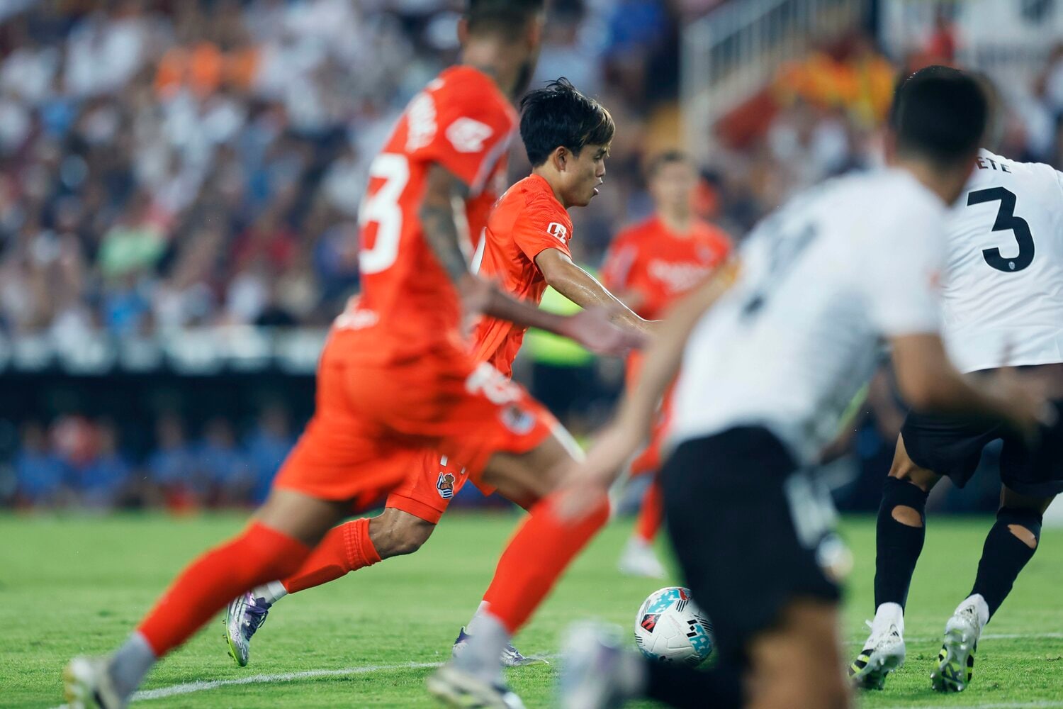 前後のカットには、激しく詰め寄るDFの姿が