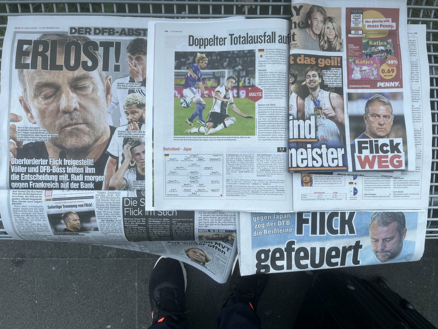 ドイツ戦翌日の現地紙面。表情を失ったフリック、そして伊東純也の写真やドイツのバスケW杯優勝なども掲載されている　©Yusuke Mimura