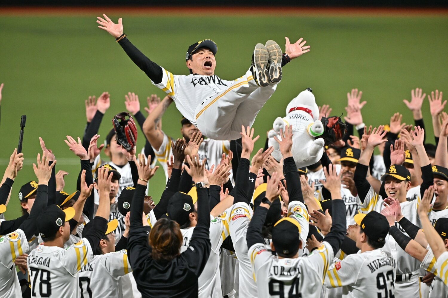 2年連続日本一に輝き胴上げされる小久保裕紀監督 ©️Hideki Sugiyama