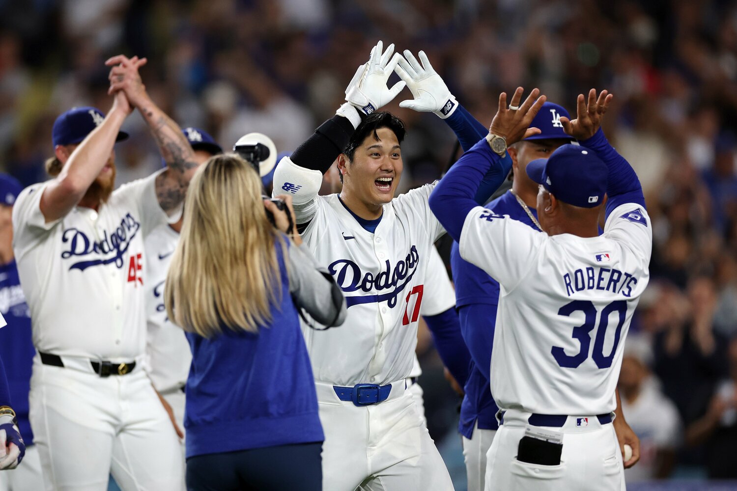 ロバーツ監督と笑顔でハイタッチ　©Getty Images