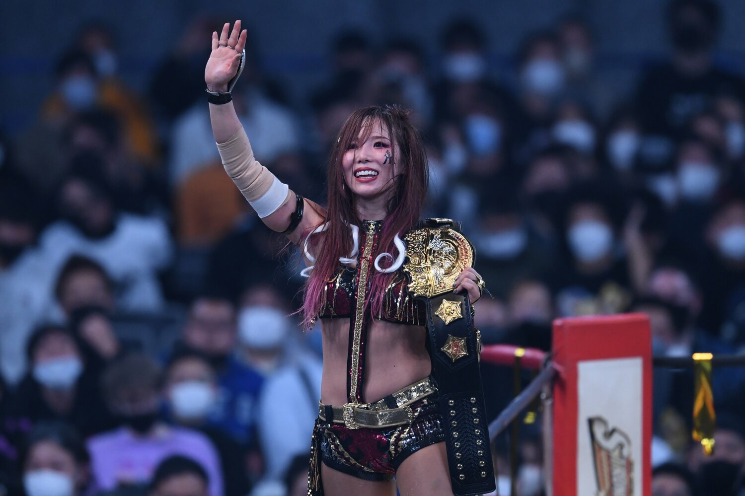 試合後、KAIRIはベルトを片手に長い間観客を見つめていた©Masashi Hara
