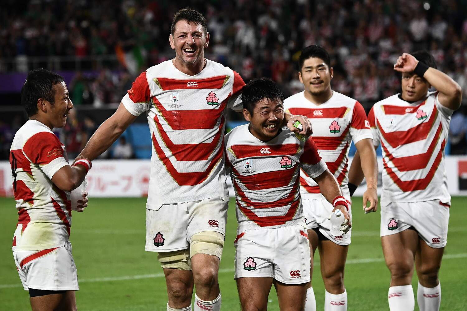 2019年の日本W杯での1コマ。198cmのトンプソン・ルークと並ぶと田中の小柄さが際立つ　©︎AFLO