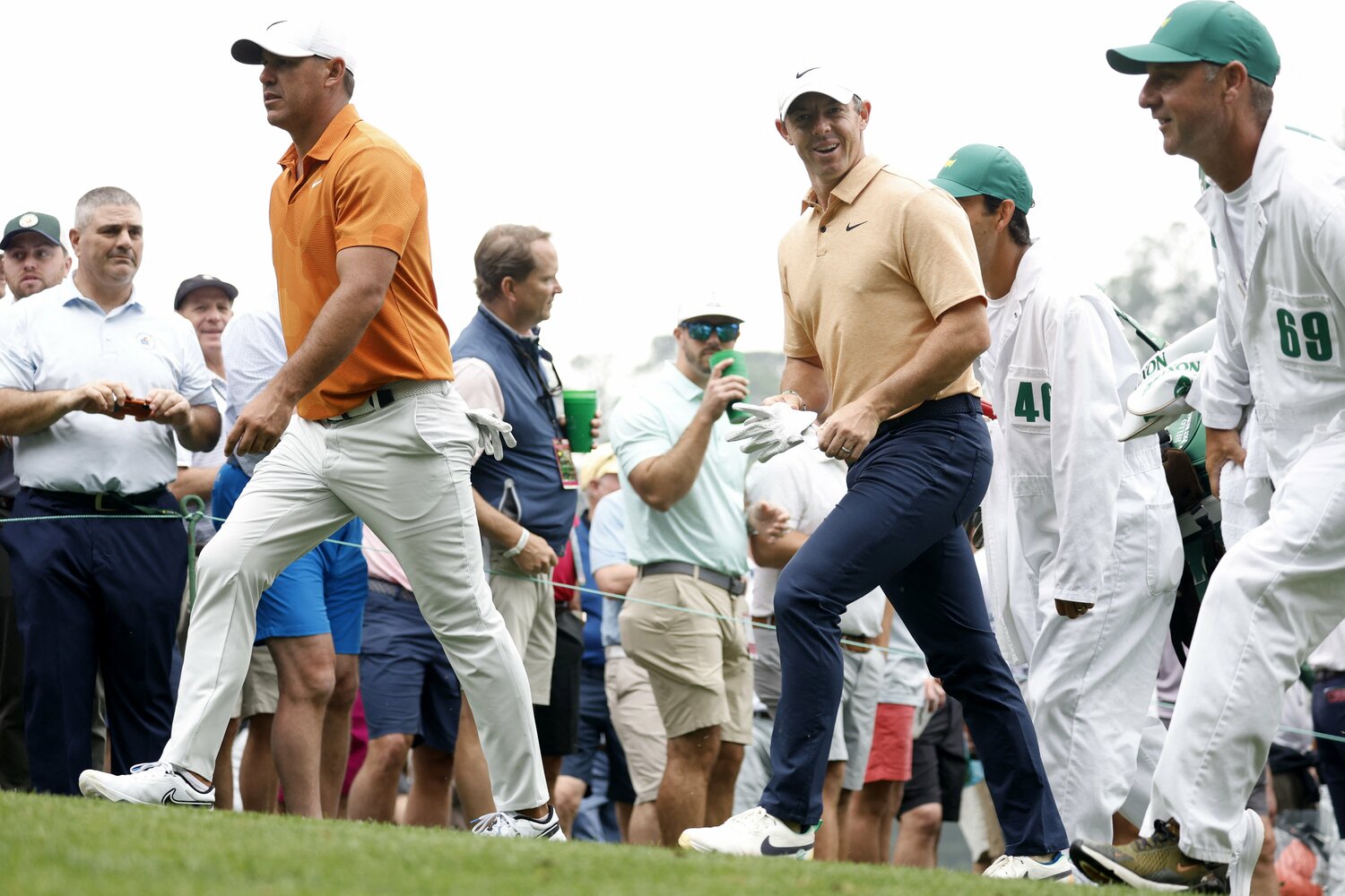 LIVゴルフに籍を置くケプカ（左）はPGAツアーのリーダー格・マキロイと同組でプレー。ラウンド中は笑顔も見られた　©︎Reuters/AFLO