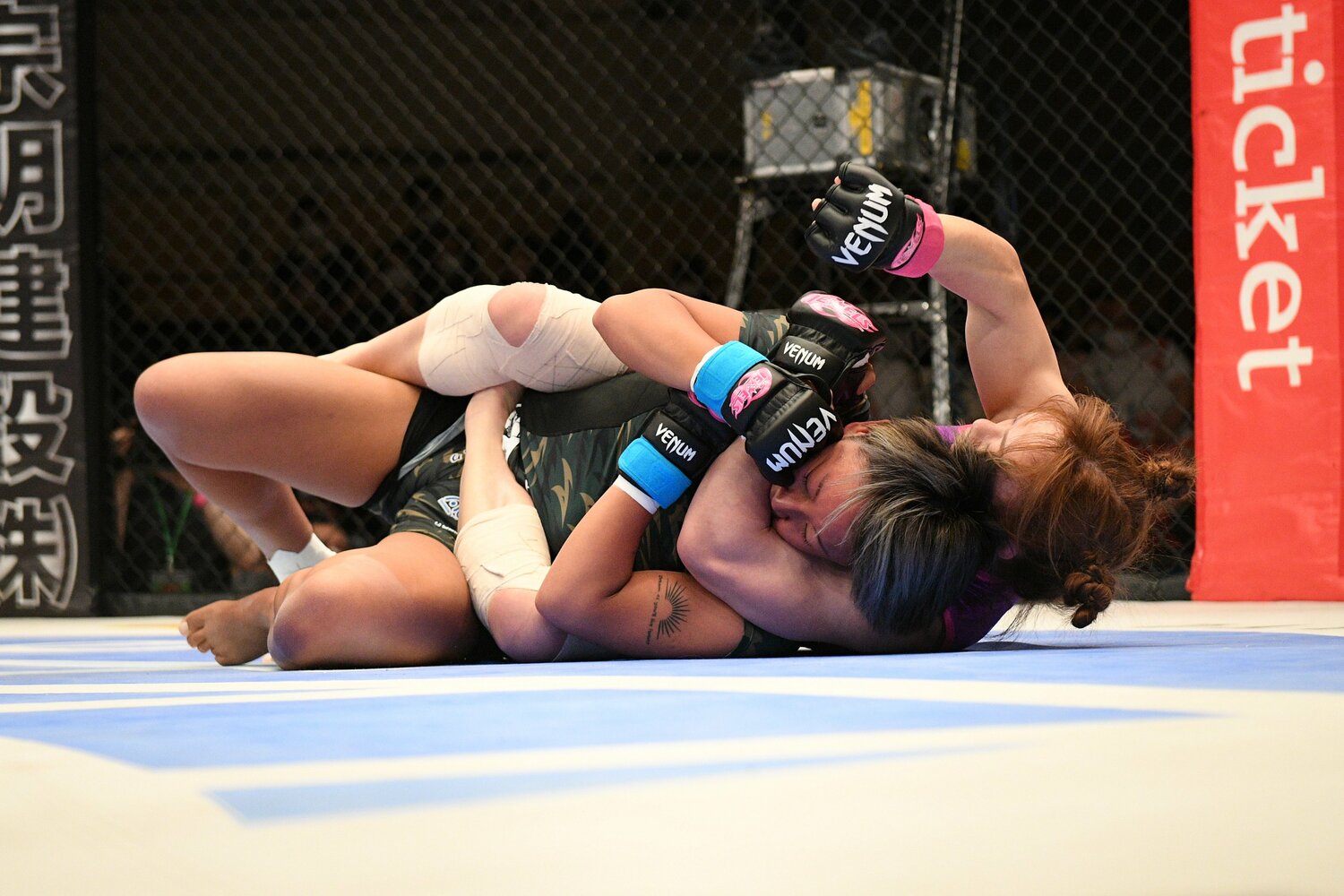 試合前から、組み技に持ち込むことを意識していたという　©DEEP JEWELS