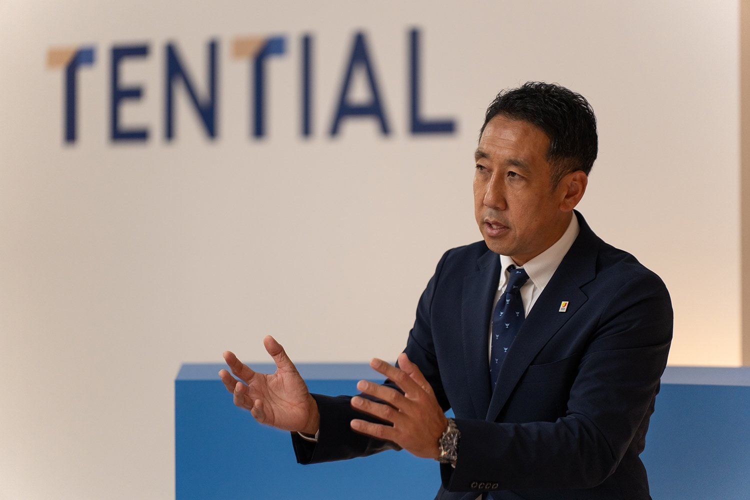 自身もテニスのトッププレーヤーとして活躍し、慶應義塾大学庭球部の監督も務めた坂井利彰氏