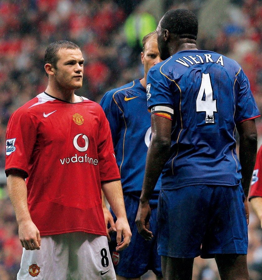 アーセナル主将だったビエラとにらみ合うルーニー 　©AFLO