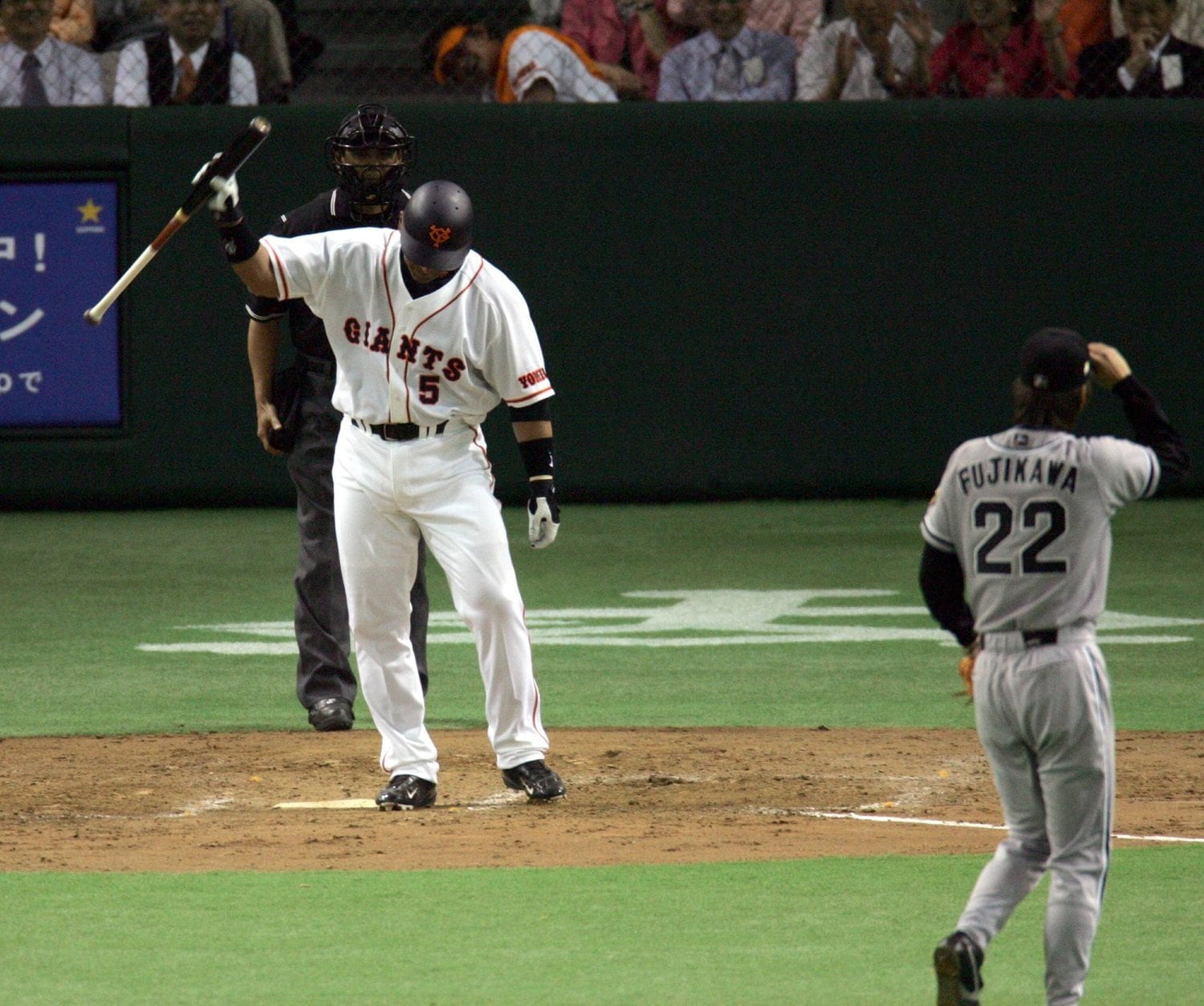 2005年4月、阪神・藤川との勝負で三振し、バットを叩きつける巨人・清原　©Sankei Shimbun