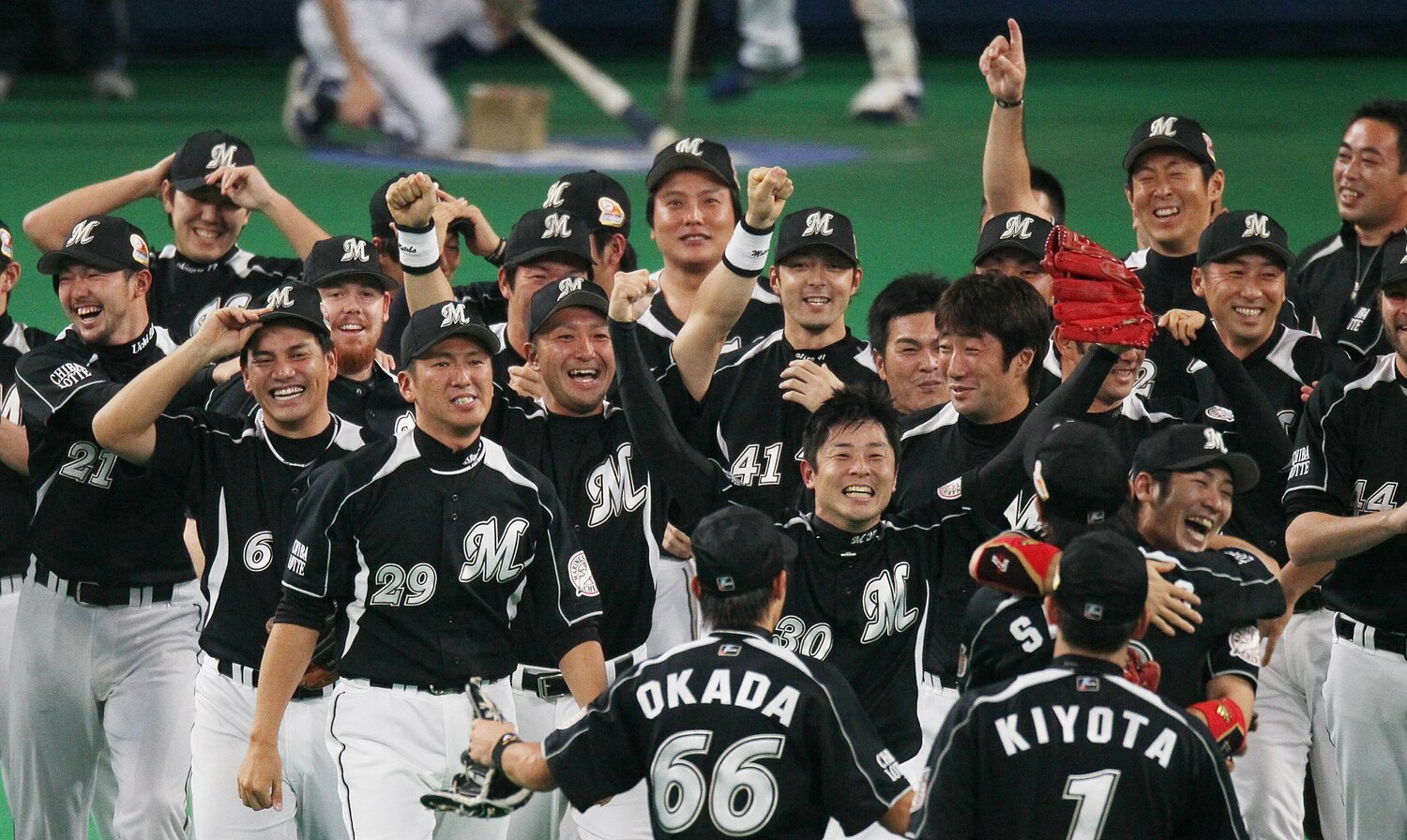 2010年11月、中日との日本シリーズを制して日本一になったロッテ。伊藤さんは両腕を上げてガッツポーズ（背番号30）　©JIJI PRESS