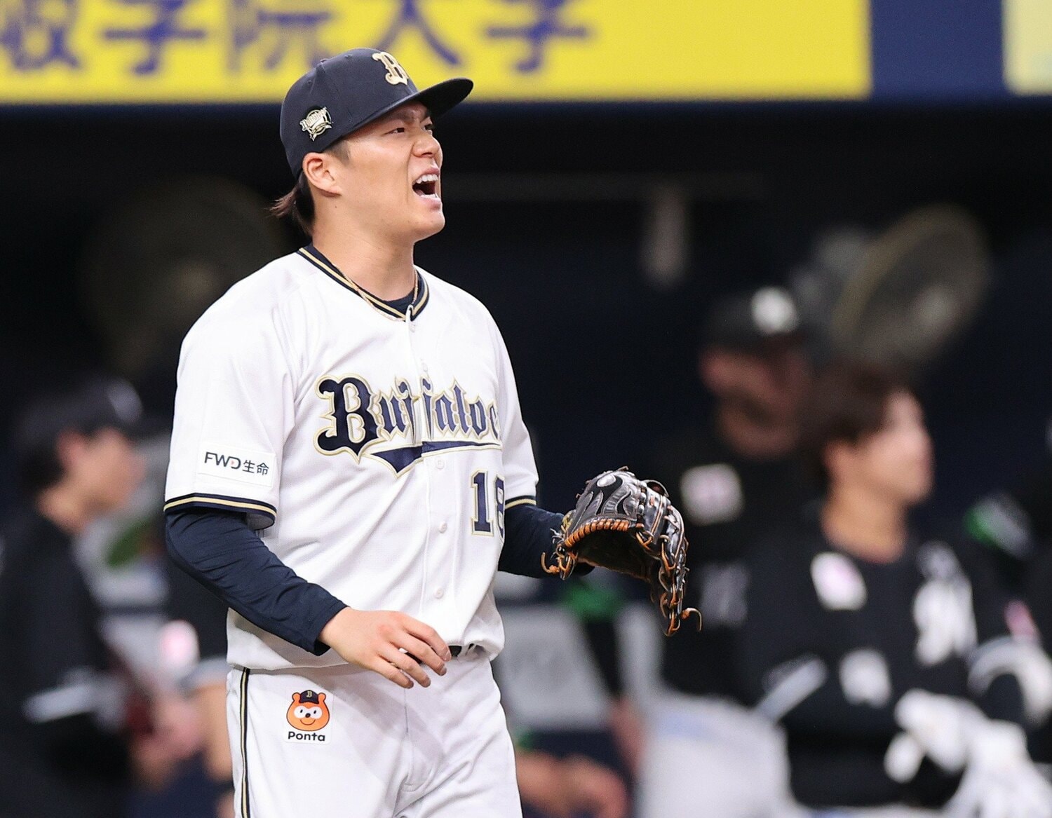 初回にロッテ打線に連打を浴び、思わず顔をしかめる先発の山本由伸　©︎JIJI PRESS