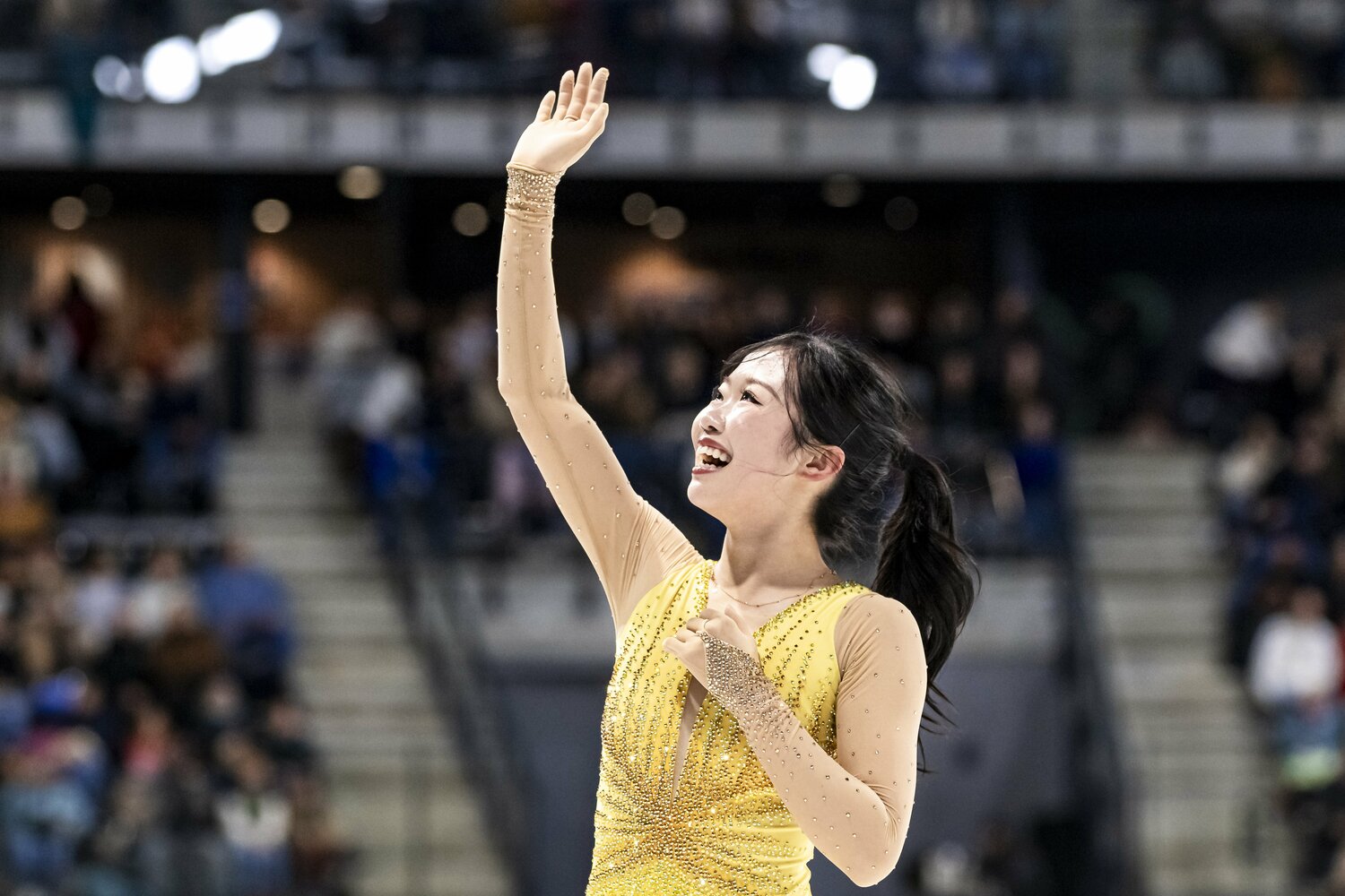 演技を終え、笑顔で歓声に応える中井 ©Getty Images