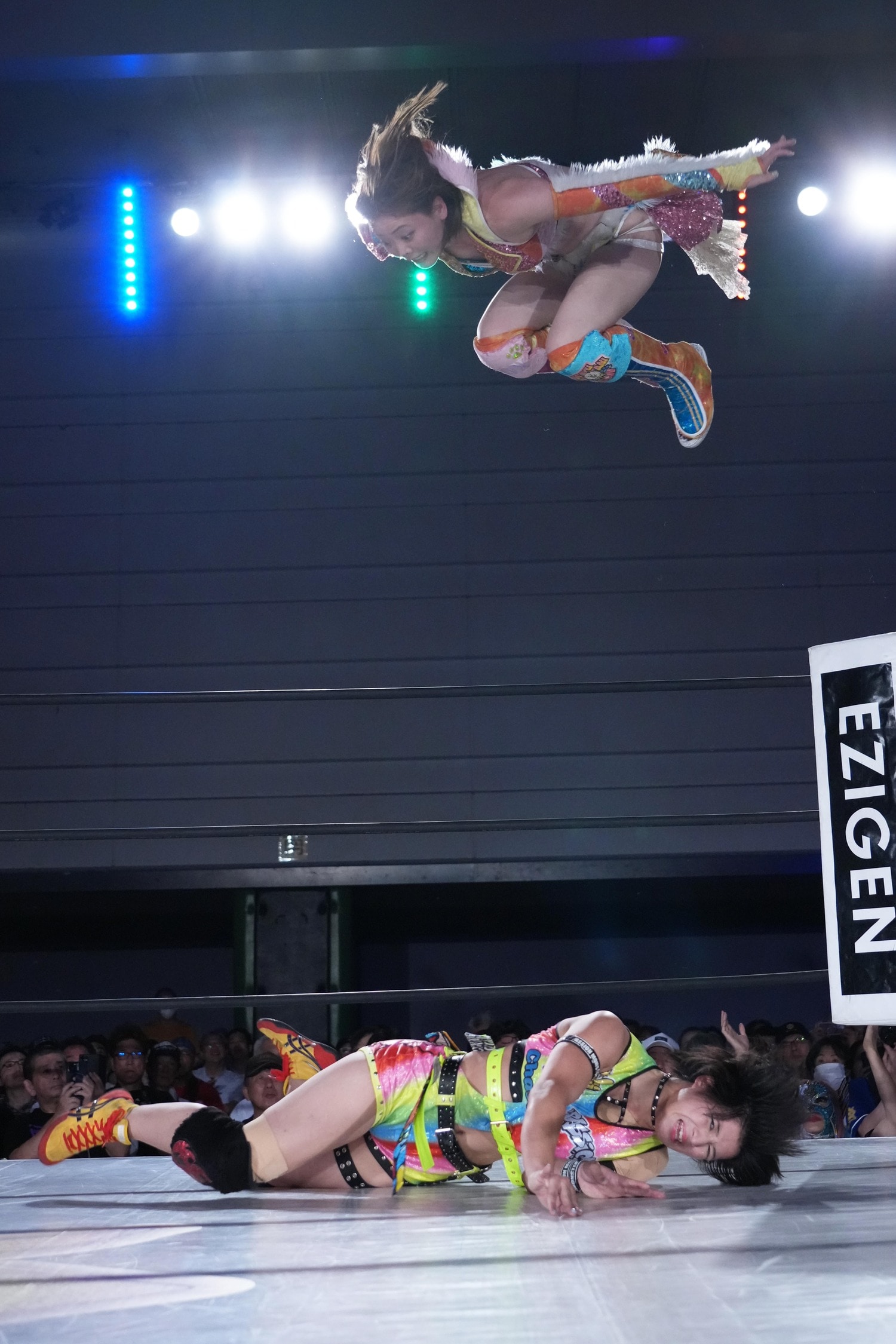 岩谷麻優のフロッグ式のボディプレスは山岡聖怜にかわされる　©Essei Hara