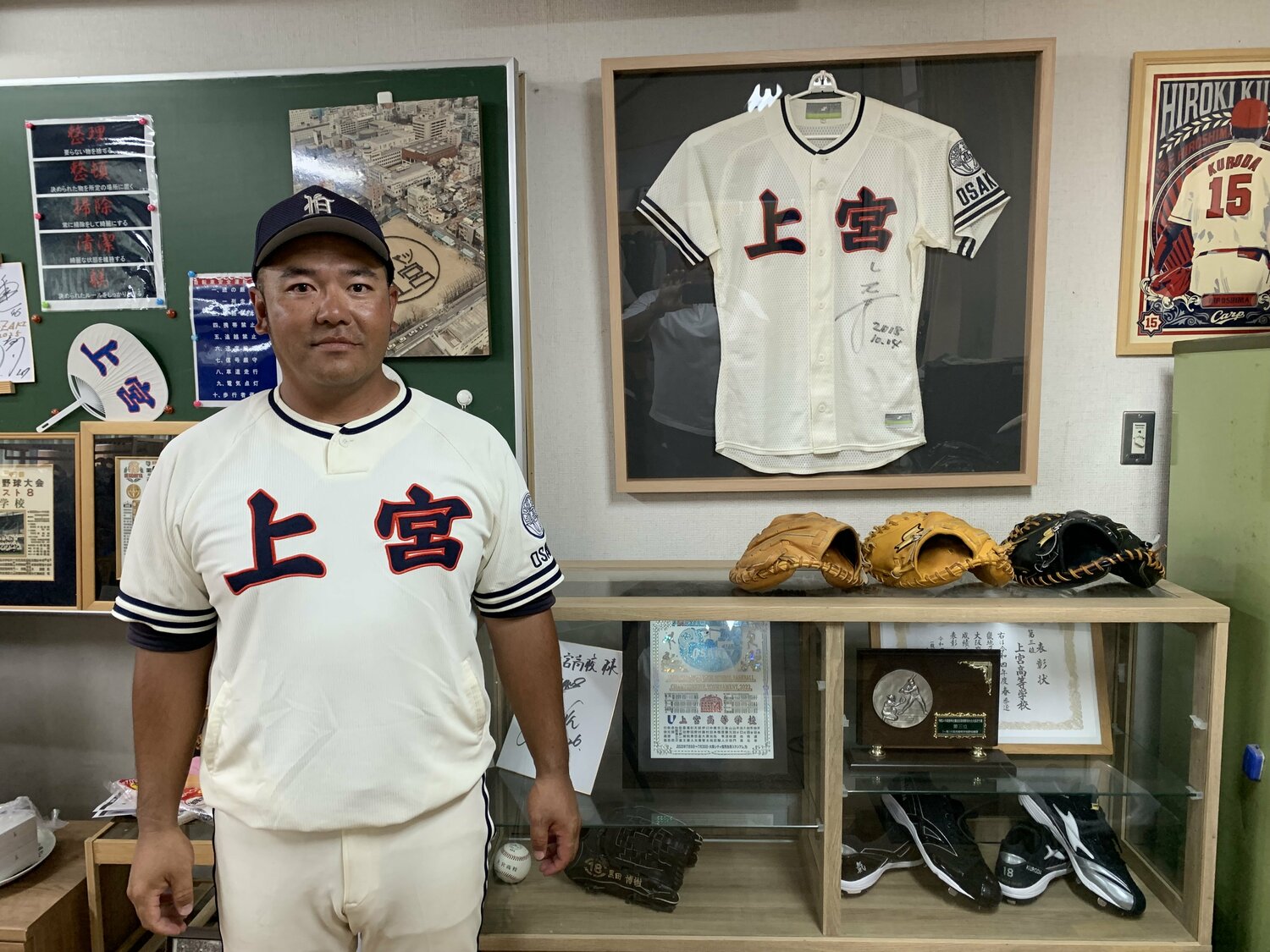 元木氏のサイン入りユニフォームや黒田氏のパネルが飾られる部屋で、村田監督は力強く決意を語った ©Katsuharu Uchida