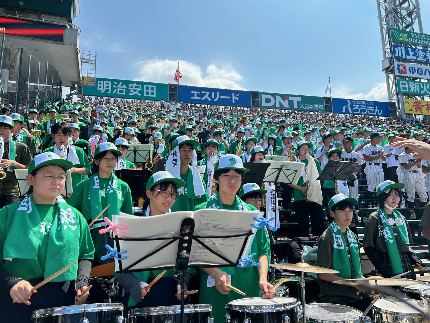 滋賀学園ジャズオーケストラ部。彦根東高校吹奏楽部も友情応援に駆けつけた ©Yukiko Umetsu