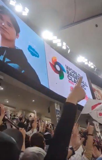 自身の看板直撃ホームラン、当たった跡が液晶に残っていた ©Aki