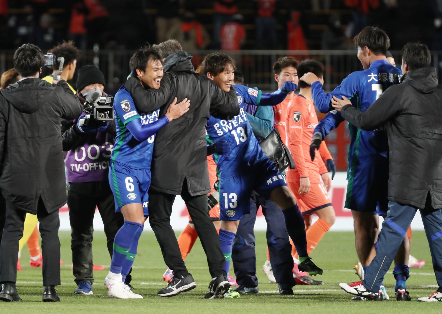 大宮アルディージャに1-0で勝利しJ1昇格を決めた。ピッチでは選手とスタッフが抱き合いながら喜ぶ姿が　©JIJI PRESS