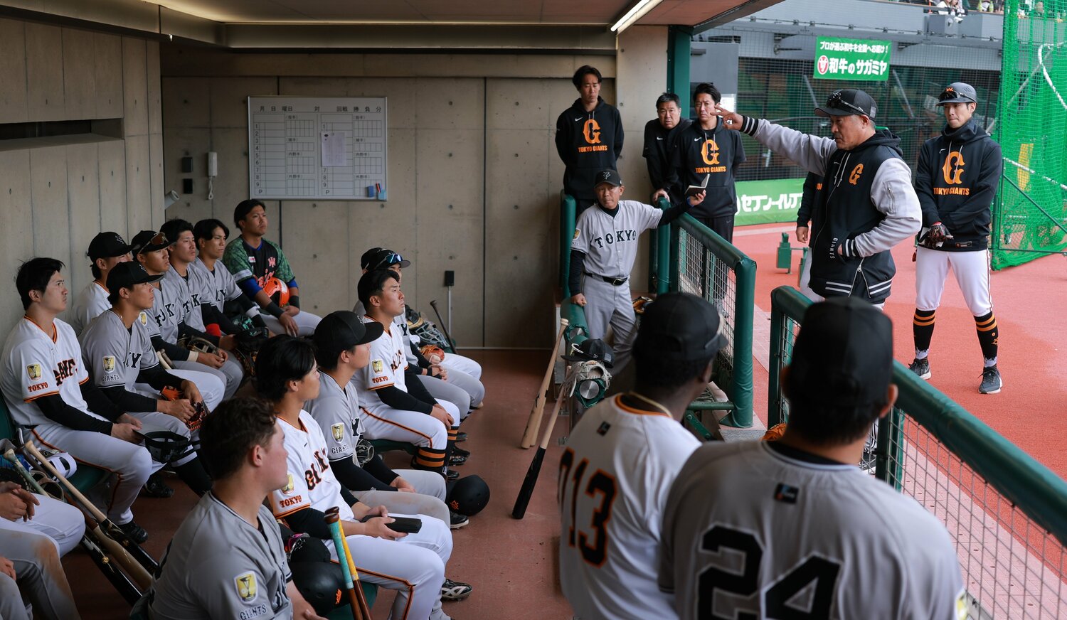 さっそく熱い指導を繰り広げている石井二軍監督 ©SANKEI SHIMBUN