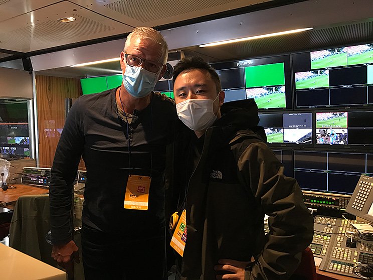 中継を担当した村越威史(右)とオランダの制作会社のアンドレ©NTV Europe
