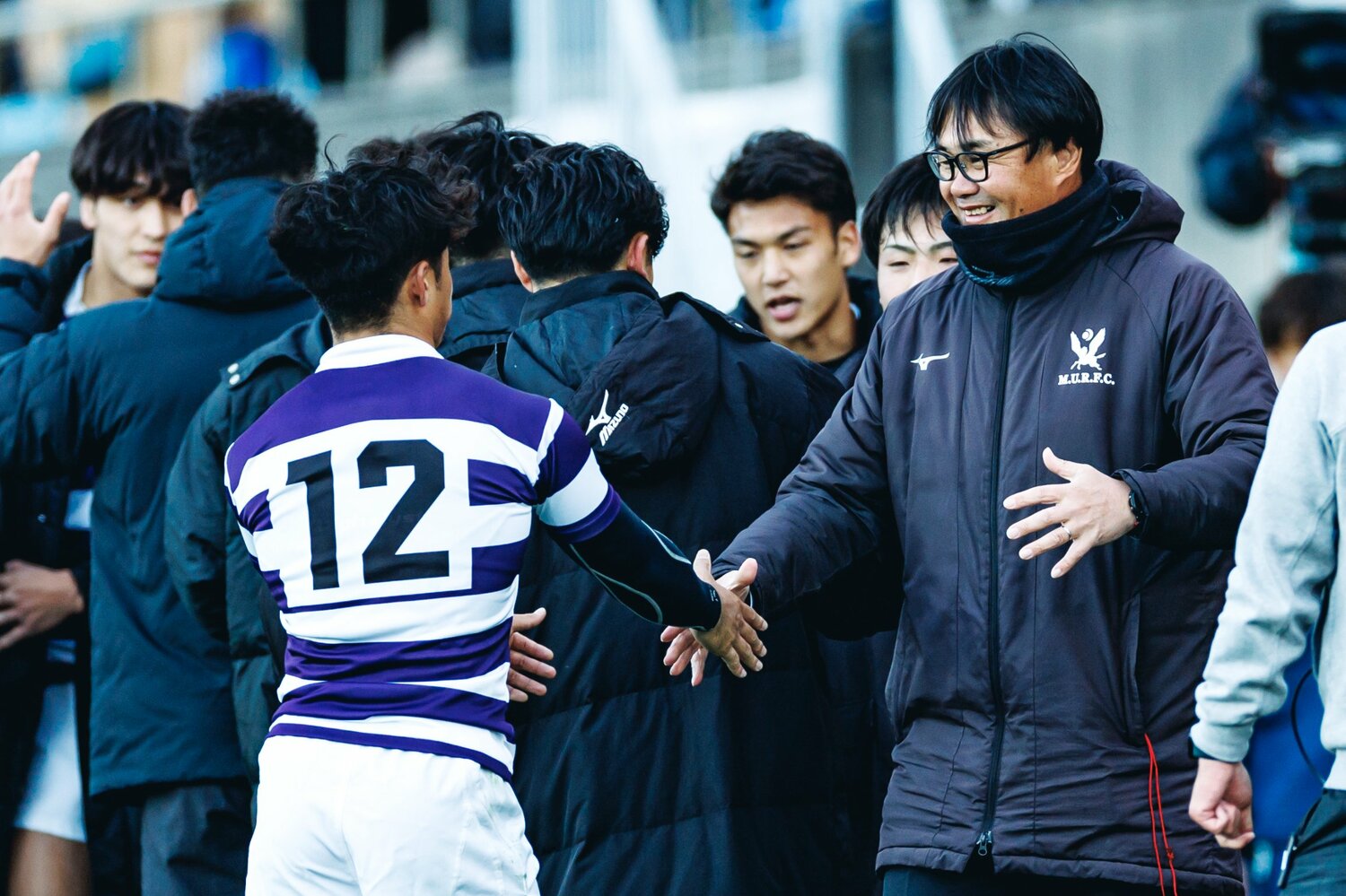 東海大を50−17で下した試合後、CTB伊藤と握手する神鳥監督 ©Kiichi Matsumoto