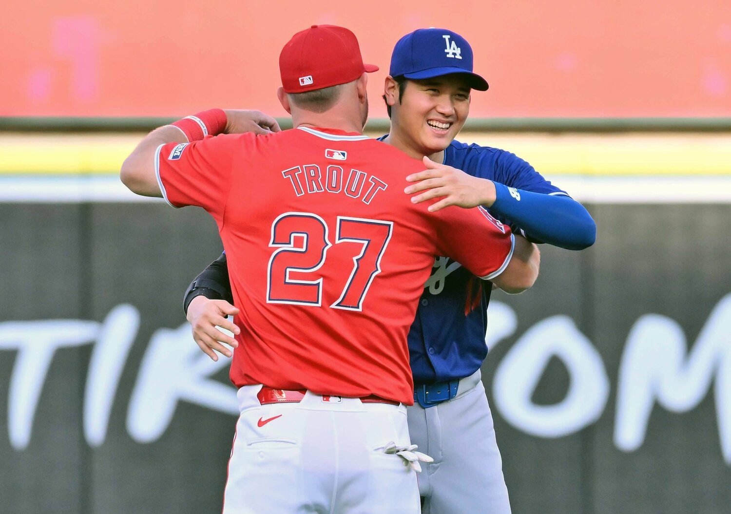 今年3月、オープン戦前、マイク・トラウトとあいさつを交わすドジャース大谷翔平　©JIJI PRESS