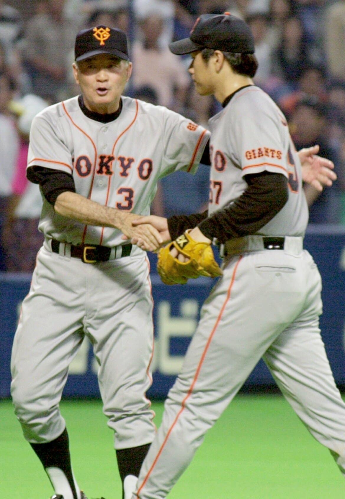 飛躍を遂げた2001年、長嶋茂雄監督と握手を交わす　©JIJI PRESS