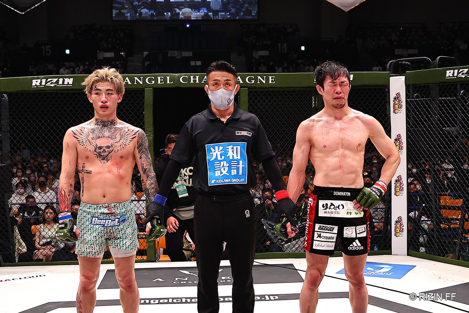 判定が読み上げられる中、弥益はこの表情　©RIZIN FF