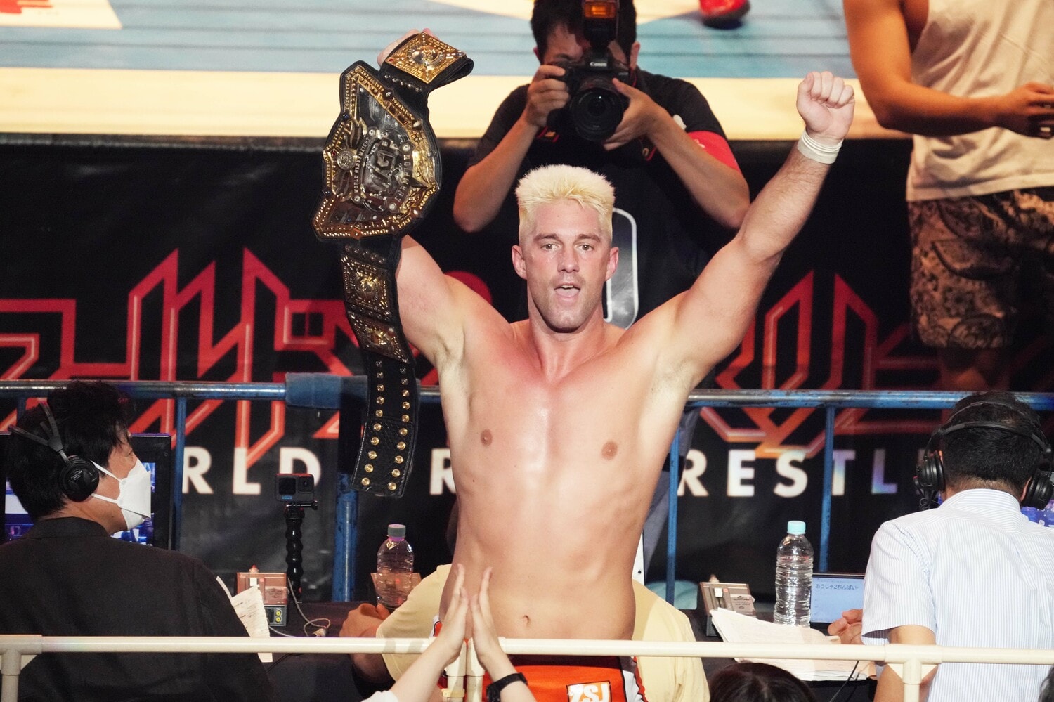 内藤哲也に勝利した後、IWGP世界ヘビー級王座のベルトを掲げてアピールするザック　©Essei Hara