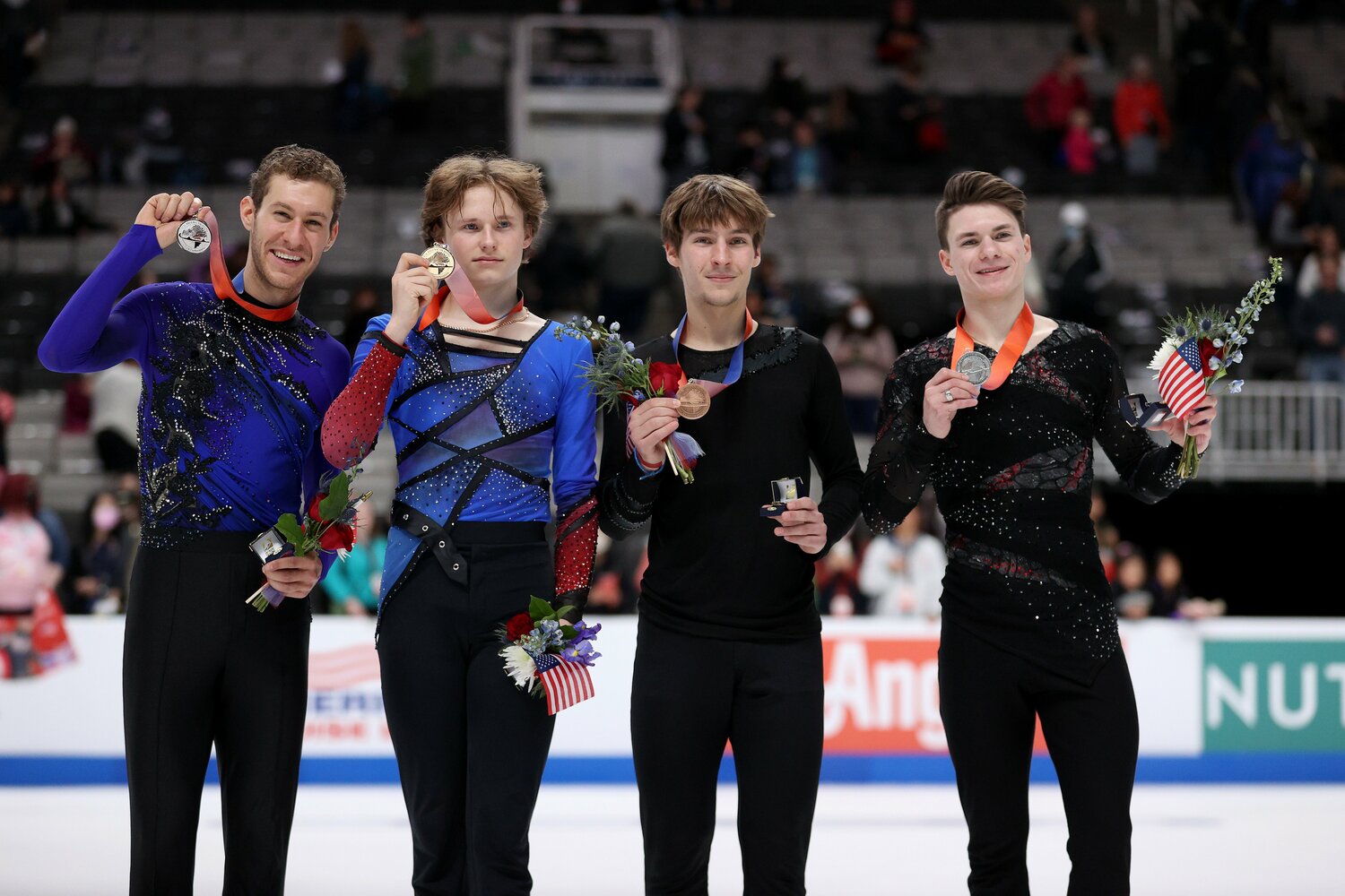 全米選手権の表彰式。1位のマリニンは18歳、3位のトルガシェフは21歳　©Getty Images