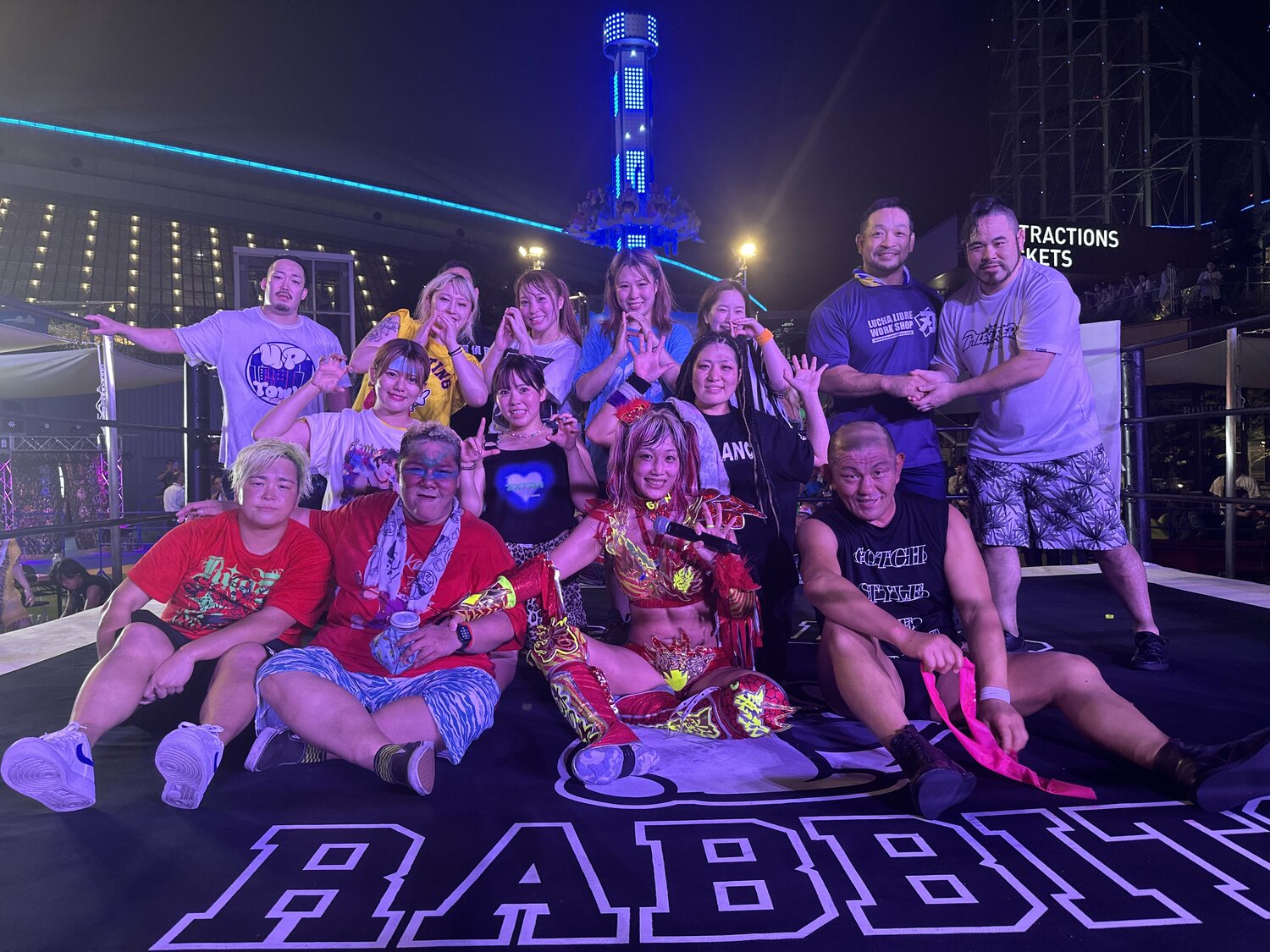大会エンディングでの記念撮影。鈴木とアジャはドーム興行のメイン経験者でもある