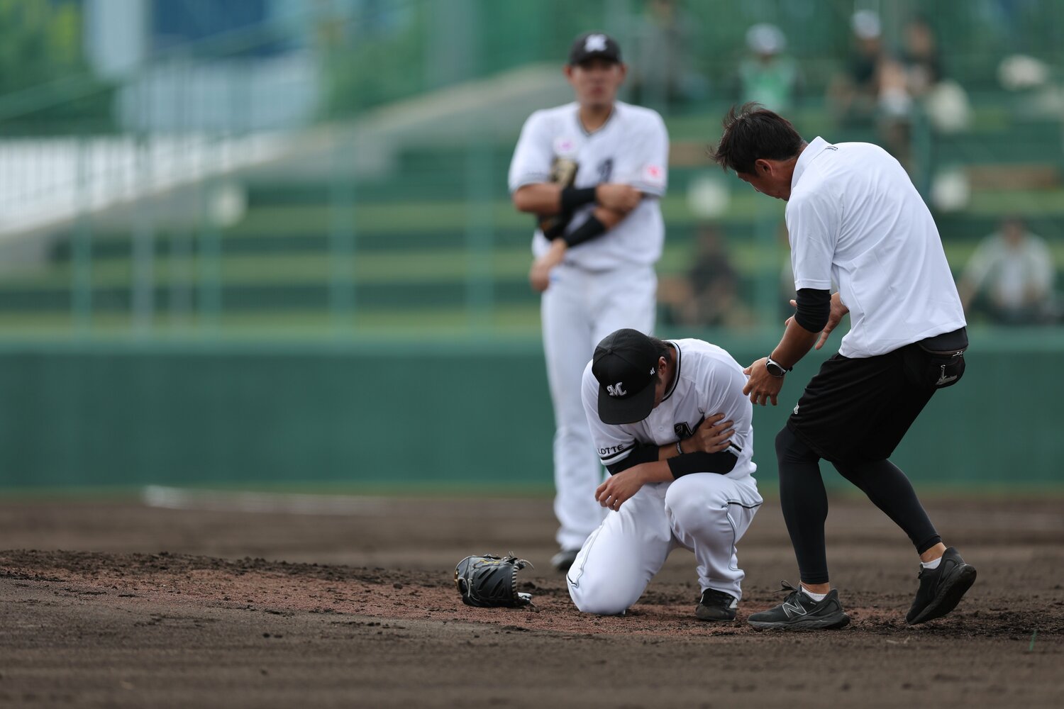上腕部を押さえてうずくまる本前 ©︎Chiba Lotte Marines