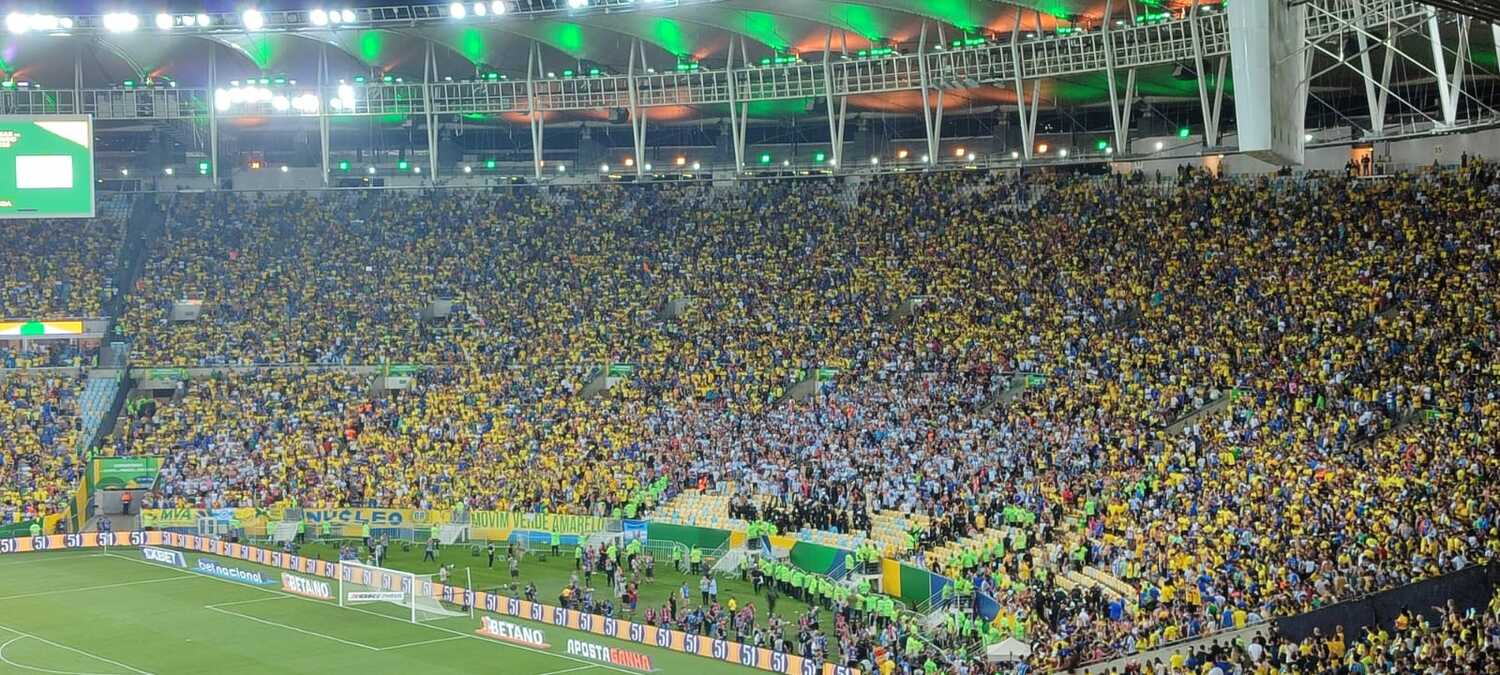  乱闘が始まる直前。黄色のブラジル・サポと水色のアルゼンチン・サポの間に境界がなく、そのことが乱闘を引き起こす要因となった　©Hiroaki Sawada