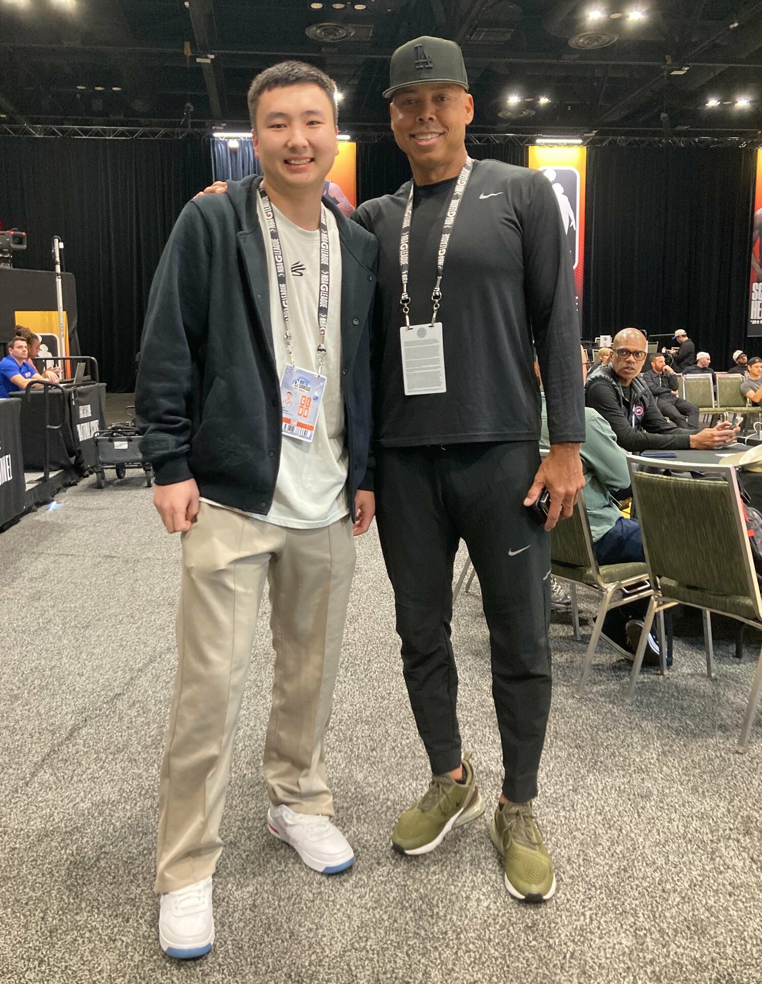 ウィンターショウケースに駆けつけた日本代表アソシエイトヘッドコーチ、コーリー・ゲインズ氏と写真に収まる富永啓成（筆者撮影）