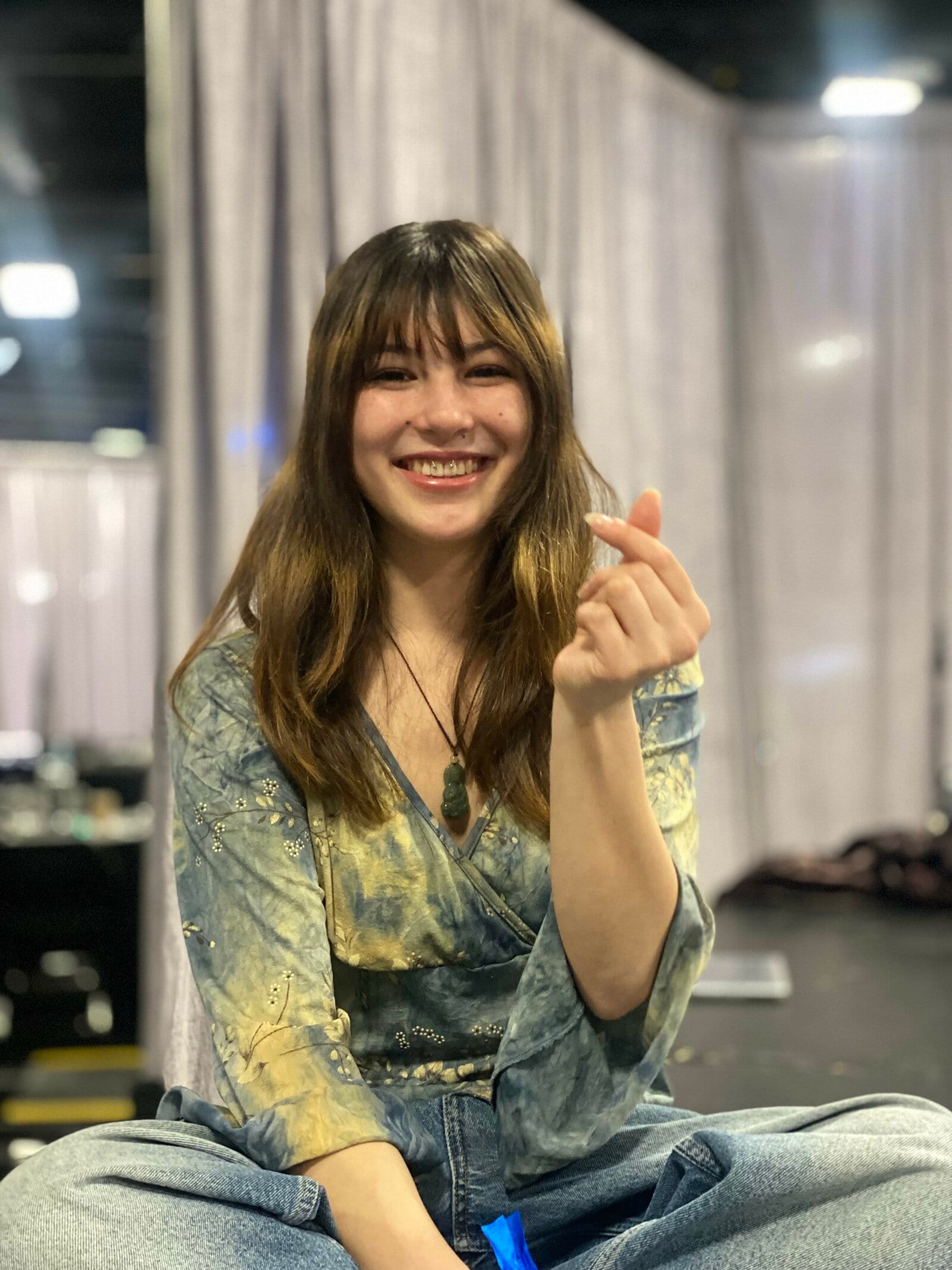 世界選手権直後、野口さんのインタビューに答える自然体のアリサ　©️Yoshie Noguchi