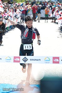 優勝テープを切る原さん。内科医として働く市民ランナーが偉業を達成。