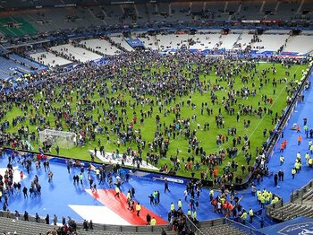 スタジアムで、あの時何があったのか？パリのテロをスポーツ誌記者が語る。＜Number Web＞ photograph by AP/AFLO