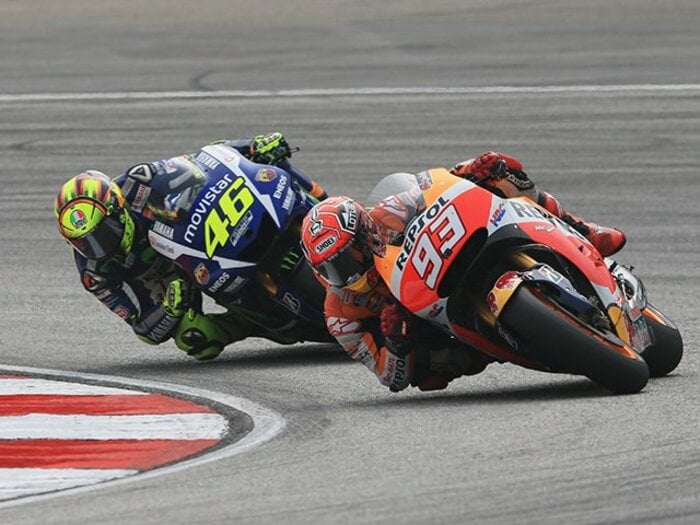 ロッシとマルケス、両王者の報復戦。マレーシアGPが史上最低のレースに。<Number Web> photograph by Satoshi Endo