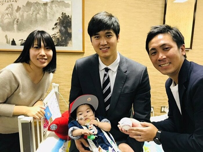 大谷翔平は重度の心臓病と闘う“翔平ちゃん”を抱きしめた「あったかいね」…19日後、寄付金は3億5千万円に到達した＜Number Web＞ photograph by Shizuha & Taishi Kawasaki