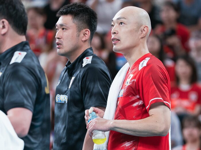 「パリ五輪は兄貴と出た。本音を言えば…ロス五輪はオミと」男子バレー深津貴之コーチが“密か”に抱く弟への特別な思い「兄弟だから慣れ合うつもりはない」＜Number Web＞ photograph by Itaru Chiba