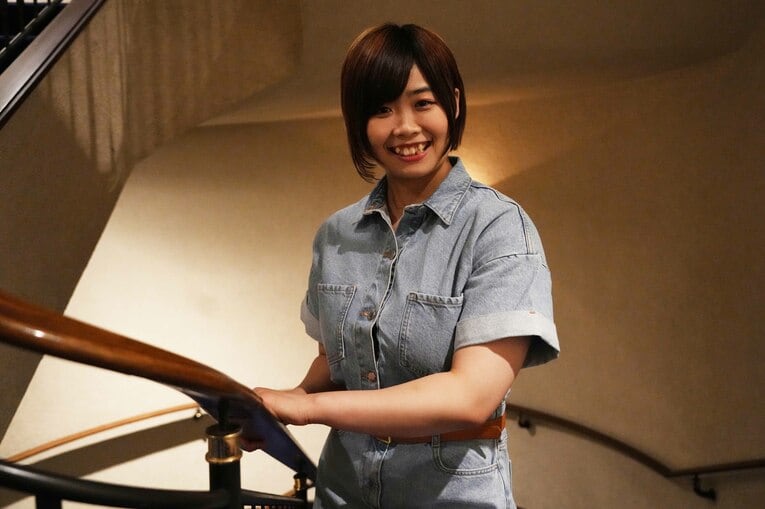 私服姿で微笑むMIRAI