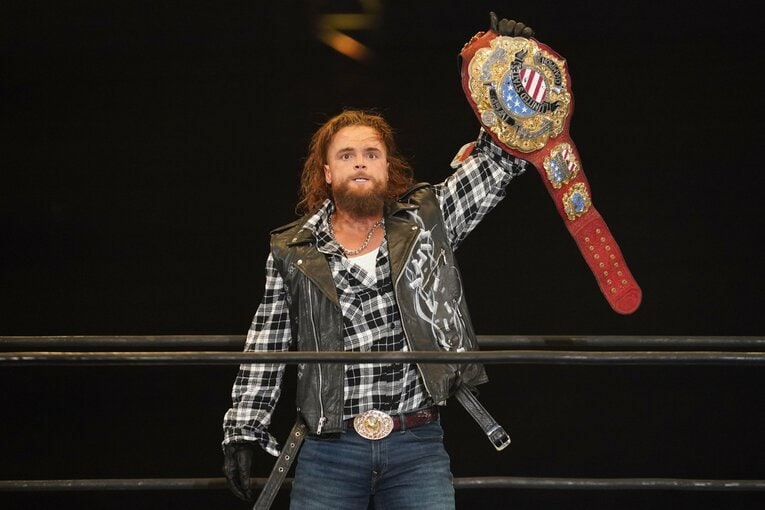 US王座のベルトを掲げるジュース・ロビンソン