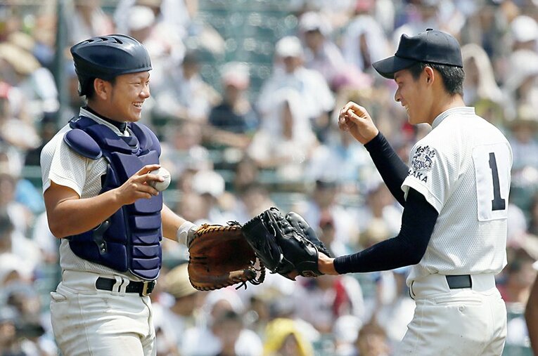 この年、明徳義塾との3回戦で大阪桐蔭は森友哉（左）らの失策も絡み序盤に5失点。岸潤一郎（現・西武）に完投を許した ／ photograph by KYODO