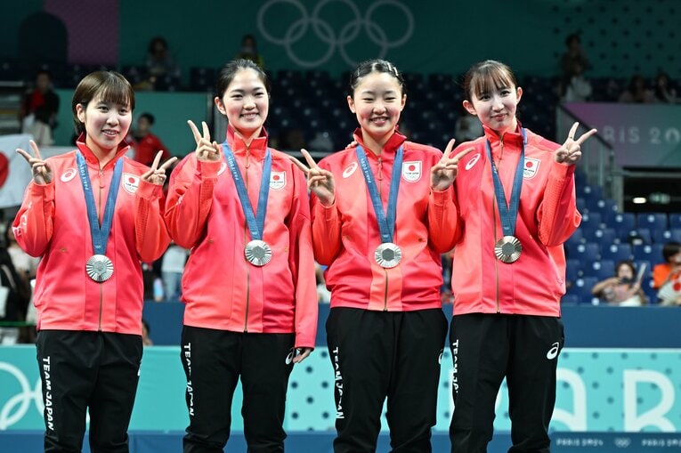 4人でメダルをかけて写真を　©Naoya Sanuki/JMPA