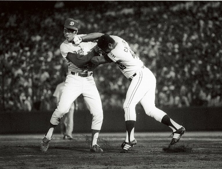 クロマティの右フックが宮下の顔面に炸裂した　©NIKKAN SPORTS