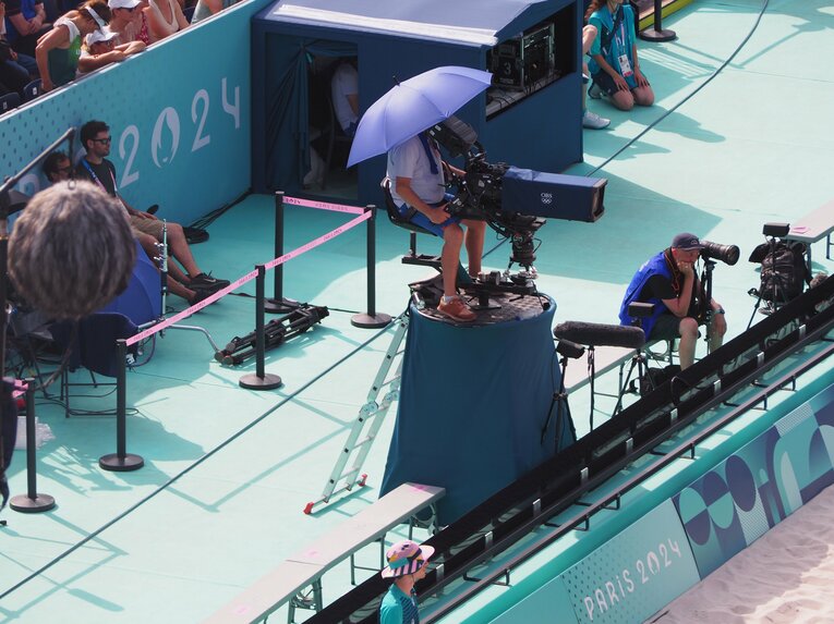 審判席にも日傘が　©JMPA