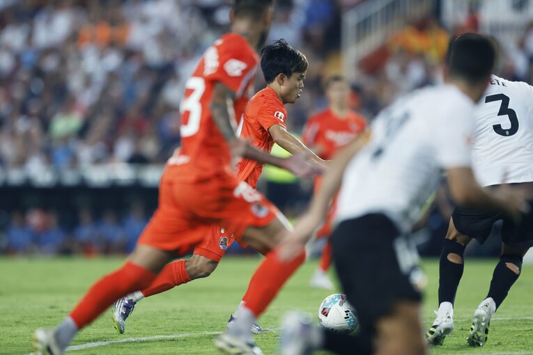 前後のカットには、激しく詰め寄るDFの姿が