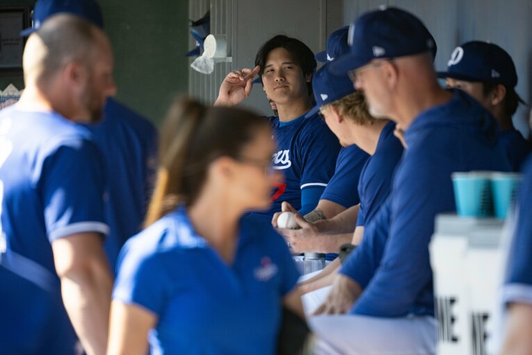 ベンチでの様子　©Nanae Suzuki