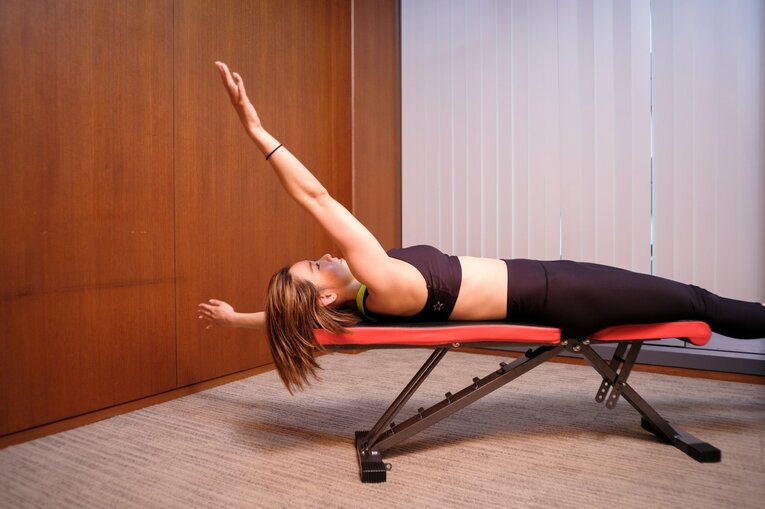 寺村さんが実践する「各泳法の泳ぎ方」©Atsushi Hashimoto