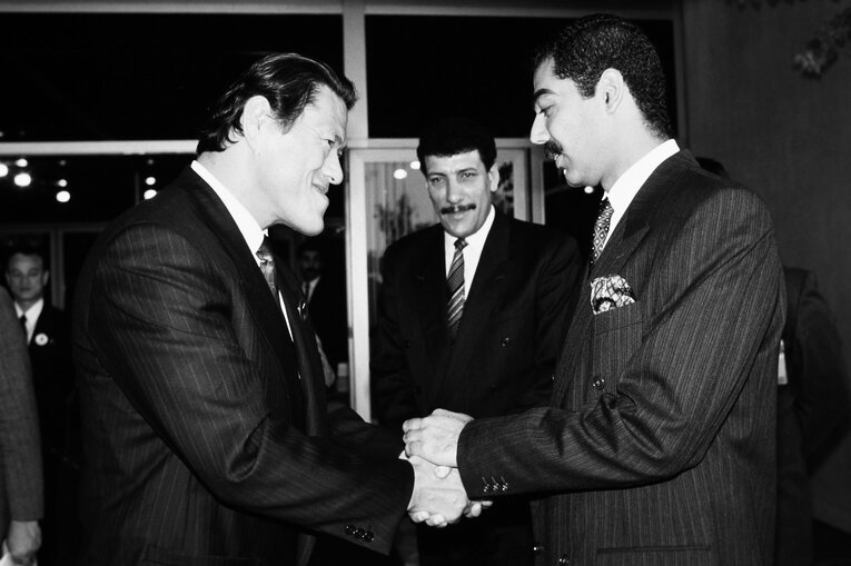 アントニオ猪木はスポーツ大臣のウダイ・フセインと根気強く交渉した