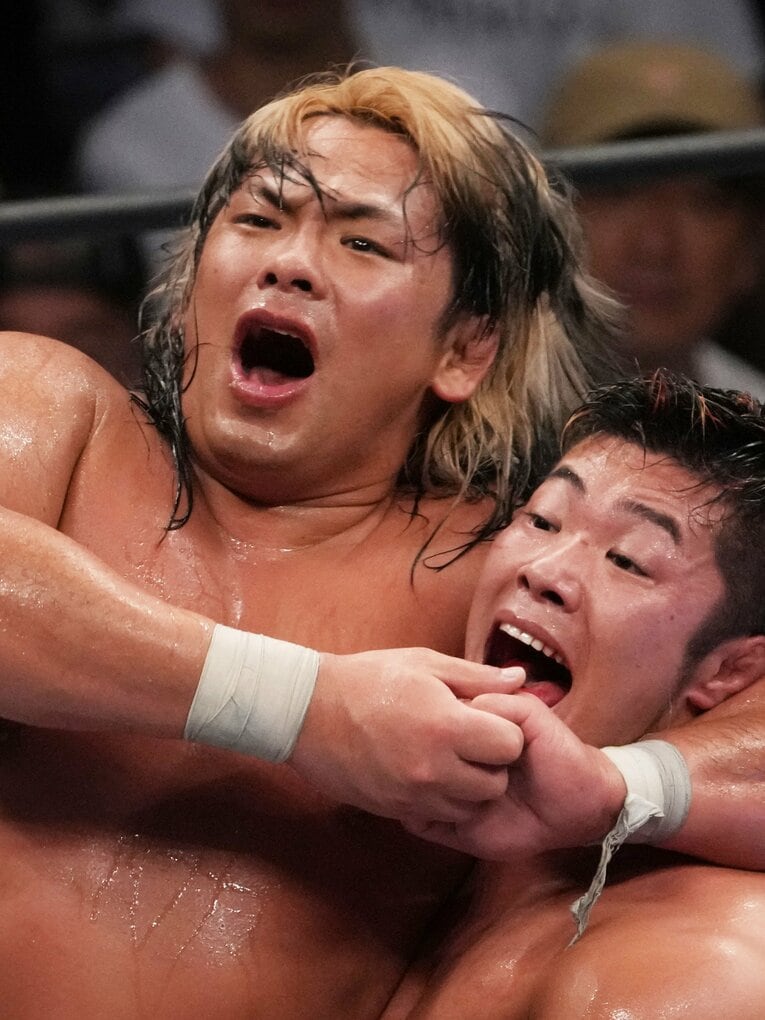 ヘッドロックを続ける大岩陵平　©Masashi Hara