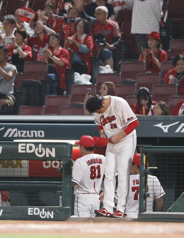 阪神に3連敗を喫し、一礼してグラウンドを去る新井監督　©JIJI PRESS